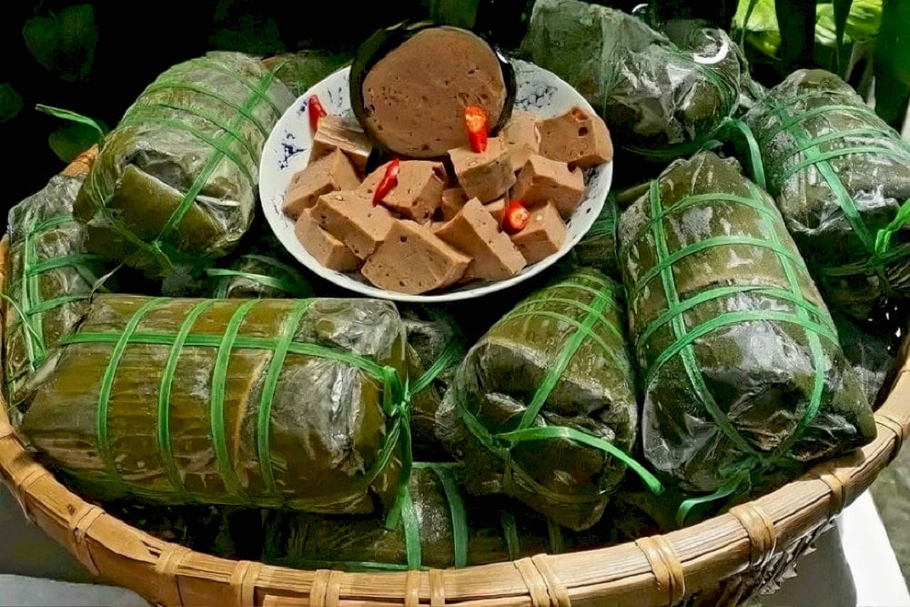 Chả bò Đà Nẵng nổi tiếng với hương vị thơm ngon, được làm từ thịt bò tươi xay nhuyễn và gia vị đặc trưng